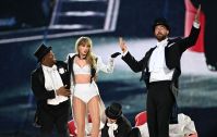 Em show de Taylor Swift, Travis Kelce sobe ao palco em participação surpresa