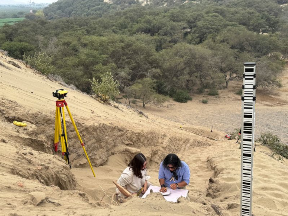 Uma equipe de arqueólogos trabalha no que parecem ser partes de um templo cerimonial de 4.000 anos enterrado em uma duna de areia no norte do Peru.