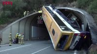 Vídeo: ônibus capota e fica preso em túnel em Barcelona