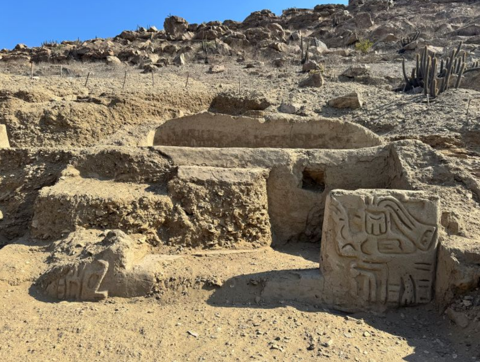 Pedaços do que parecem ser partes de um templo cerimonial de 4.000 anos no Peru. 