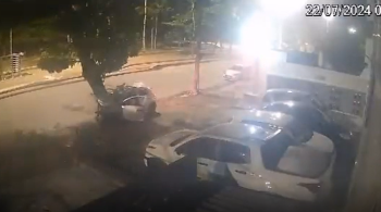 Com a força do impacto, motor do veículo foi arremessado e ficou a metros de distância do local da colisão