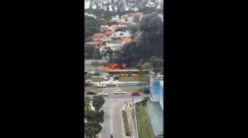 Pelo menos uma pessoa ficou ferida, segundo o Corpo de Bombeiros