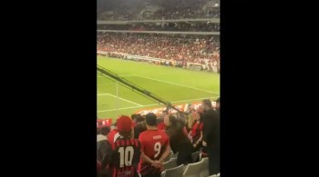 Rubro-negros deram socos em tricolores descobertos em setor dos mandantes na Ligga Arena, em jogo da última quarta-feira (3); polícia intercedeu