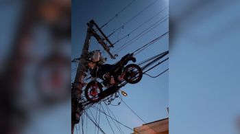 Balão que caiu em Aricanduva enroscou no veículo e o atirou nos fios na madrugada desta segunda (22)