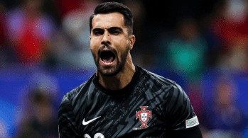 Goleiro defendeu três pênaltis e classificou às quartas de final da competição