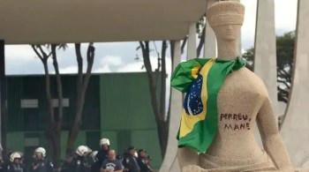 Débora Santos escreveu “perdeu, mané” na obra que fica na praça dos Três Poderes em 8 de janeiro