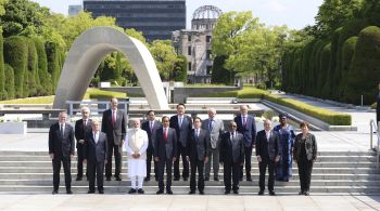 Hiroshima reúne anualmente autoridades e moradores em um minuto de silêncio para marcar o ataque a bomba atômica dos EUA que matou dezenas de milhares de pessoas na Segunda Guerra Mundial