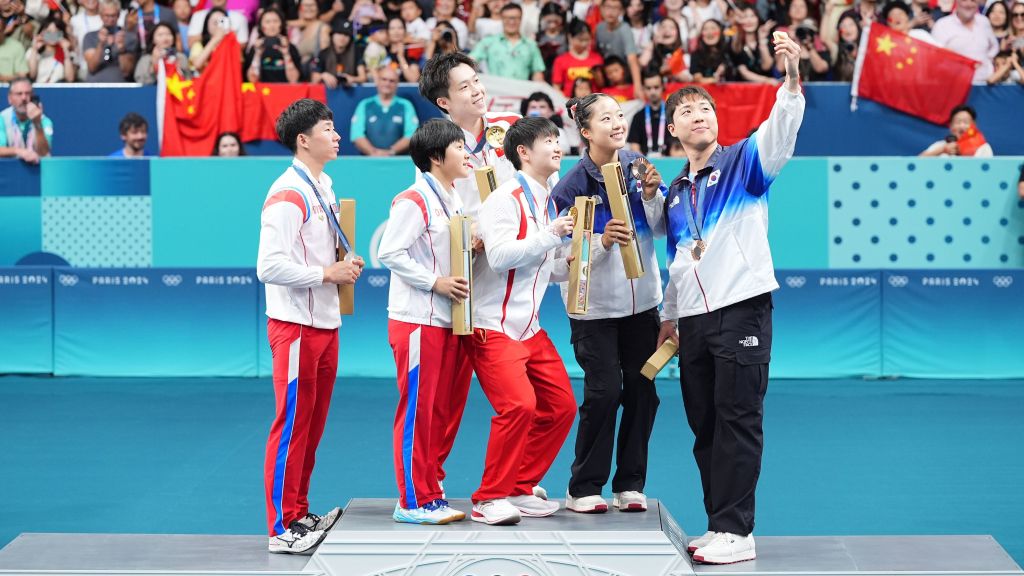 Selfie de atletas da Coreia do Sul e do Norte no pódio do tênis de mesa chamou atenção do mundo