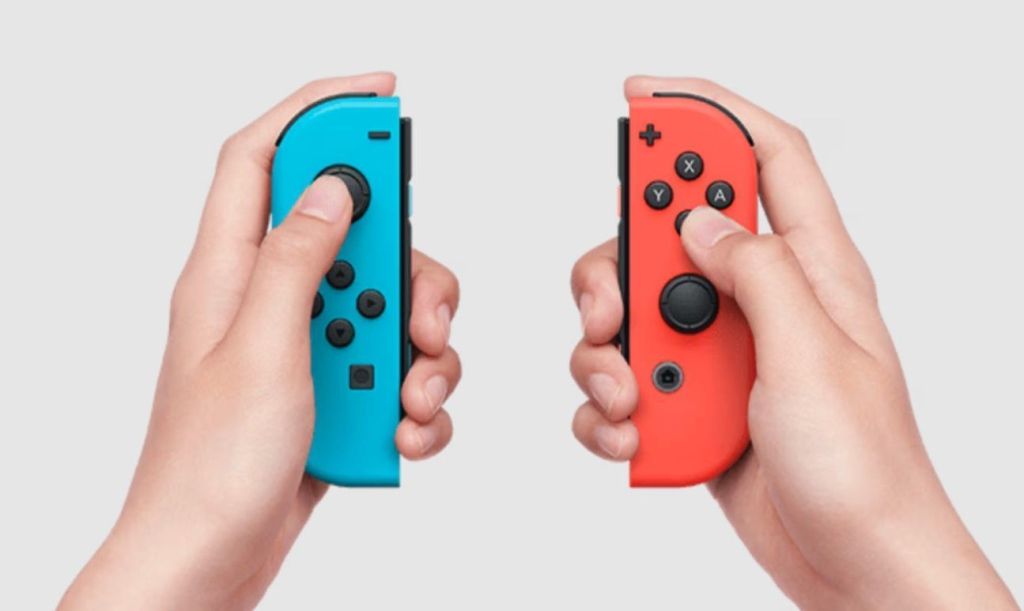 Uma foto dos controles Joy-Con na mão de uma pessoa.