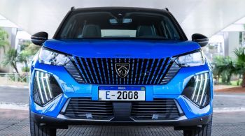 SUV elétrico ficou mais potente e com maior autonomia. Peugeot E-2008 GT tem design renovado