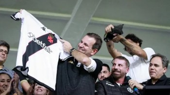 Cerimônia contou com a presença do prefeito e de Pedrinho, presidente e ex-jogador do Vasco