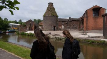 Cidade de Stoke-on-Trent, reflexo das promessas quebradas do Reino Unido, busca redenção em meio ao legado de austeridade, declínio industrial e políticas fragmentadas