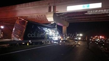 Veículo bateu em pilar de sustentação de viaduto nesta madrugada