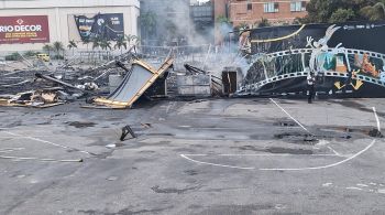 Corpo de Bombeiros controlou o fogo que se alastrou pela exposição e não deixou vítimas