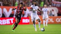 Carlinhos decide, Flamengo vence Vitória e encosta na liderança do Brasileirão