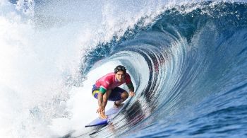 Surfistas disputariam vaga na grande final neste sábado; duelo deve acontecer na segunda-feira (5)