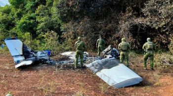 Monomotor pousou em uma pista clandestina localizada em uma área de selva; indivíduos a bordo atearam fogo na aeronave e fugiram pela mata 