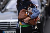 Birkinficação: conheça a tendência de personalizar bolsas com acessórios