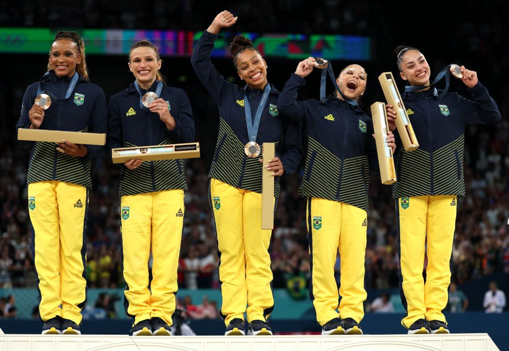 Equipe da ginástica artística na Olimpíada de Paris: Rebeca Andrade, Jade Barbosa, Lorrane Oliveira, Flávia Saraiva e Júlia Soares