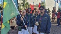 Surfistas "participam" de cerimônia de abertura da Olimpíada no Taiti