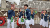 Atleta do Time Brasil ganha parabéns no barco durante cerimônia de abertura