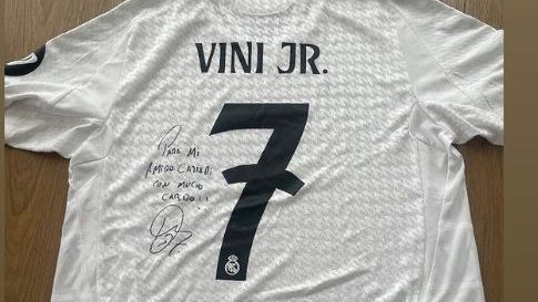 Julio Casares posta foto da camisa autografa por Vini Jr.