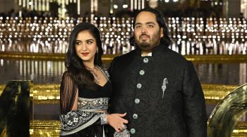 Radhika Merchant deu início à cerimônia de casamento com Anant Ambani, filho do homem mais rico da Índia, nesta sexta-feira (12)