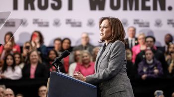 Kamala Harris busca reconquistar eleitores que apoiam o aborto, um grupo que Biden perdeu em 2024, focando na defesa apaixonada dos direitos reprodutivos e na mobilização das mulheres, explica analista