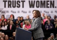 Análise: Como Kamala pode reconquistar grupo crucial que abandonou Biden