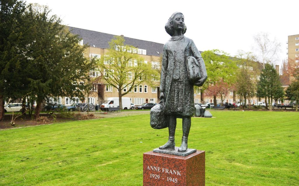 A estátua de Anne Frank, em Amsterdã, exibida em 2016. O prefeito da cidade denunciou o vandalismo, dizendo: "Não há desculpa para isso".