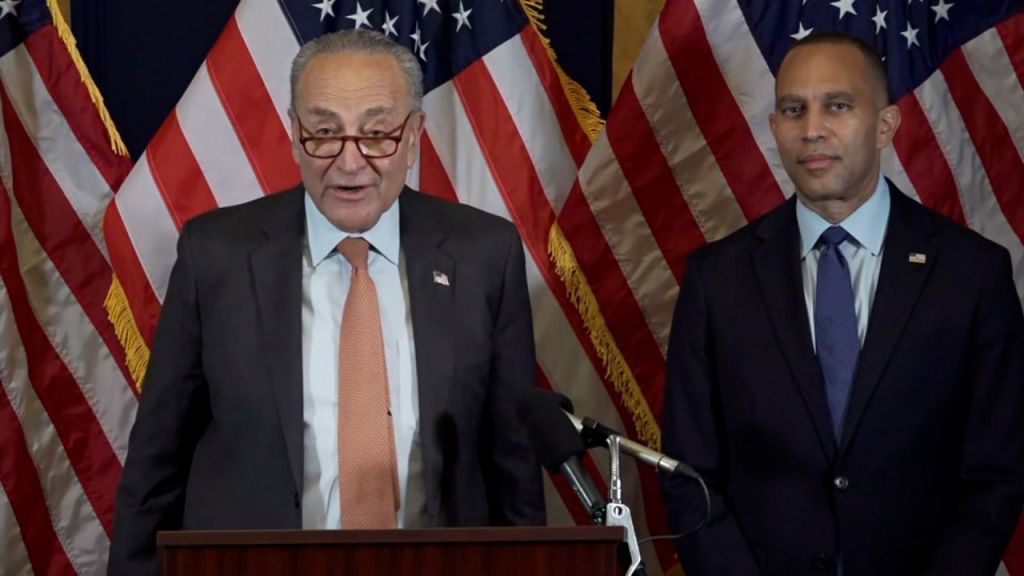 Chuck Schumer, líder dos democratas no Senado, e Hakeem Jeffries, líder dos democratas na Câmara dos EUA