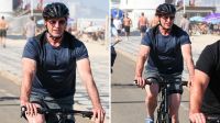 No Brasil, Hugh Jackman anda de bicicleta na orla da praia de Ipanema