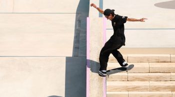 Jhancarlos González mostrou o dedo do meio após uma queda na preliminar do skate street