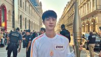 Jin, do BTS, participa do revezamento da tocha olímpica de Paris 2024