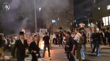 Manifestantes atacaram o carro do ministro do da Habitação e Construção israelense 