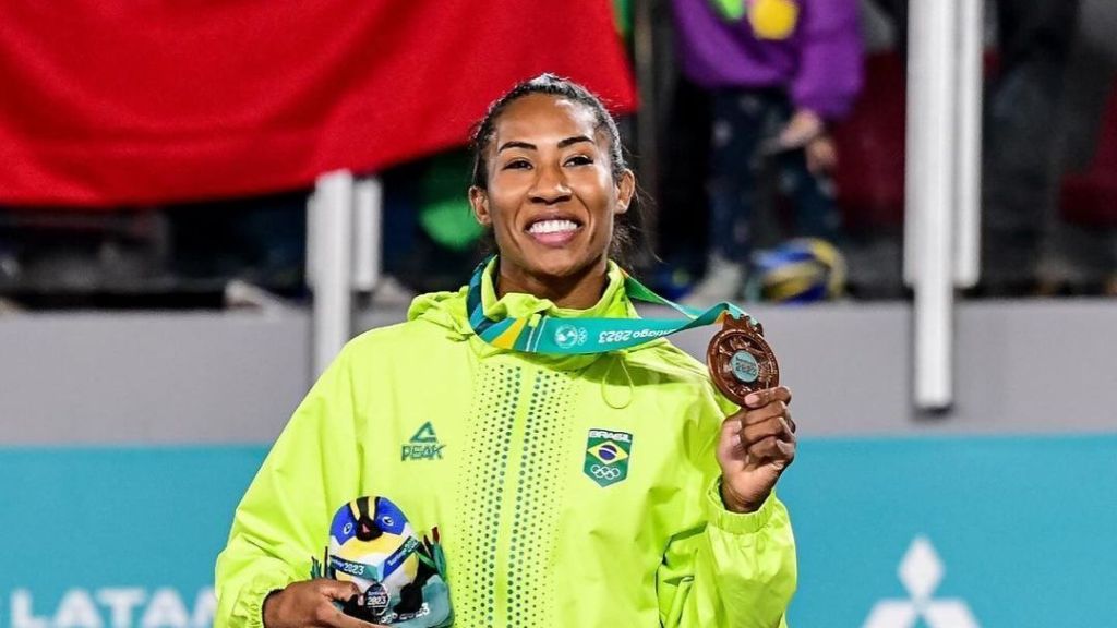 Ketleyn Quadros com a medalha de bronze no Pan de Santiago em 2023