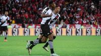 Na volta do Beira-Rio, Vasco surpreende Inter e descola do Z4 do Brasileirão