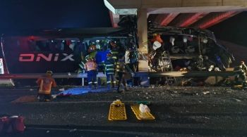 Ônibus com 57 passageiros bateu em pilar de viaduto nesta madrugada; 10 pessoas morreram