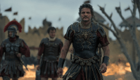 Pedro Pascal diz que foi duas vezes ao cinema assistir à 1ª versão de “Gladiador"