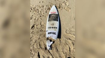 Kai McKenzie tentou lutar contra o tubarão que atacou sua perna direita nas águas da North Shore Beach e conseguiu pegar uma onda de volta para a praia sangrando muito