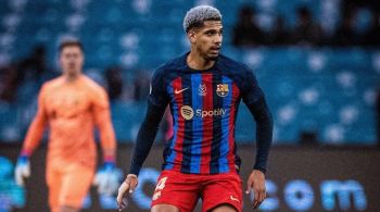 Ronald Araújo se machucou no confronto com o Brasil, pelas quartas de final, e aumenta ‘dores de cabeça’ para técnico do Barça