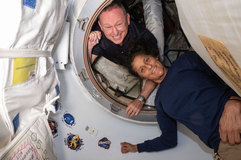 Os astronautas Butch Wilmore (esq.) e Suni Williams, que fizeram o primeiro voo da Starliner