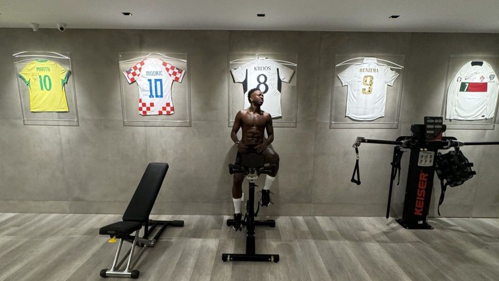 Vinicius Jr. publicou foto com camisas históricas