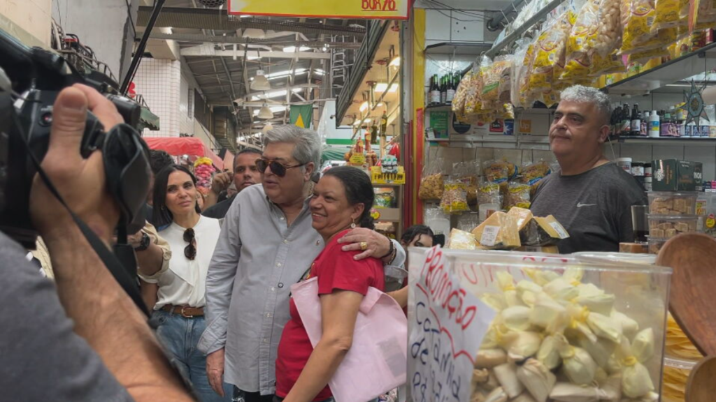 Canditado José Luiz Datena (PSDB) abraça apoiadora durante visita em Mercado Municipal da Lapa