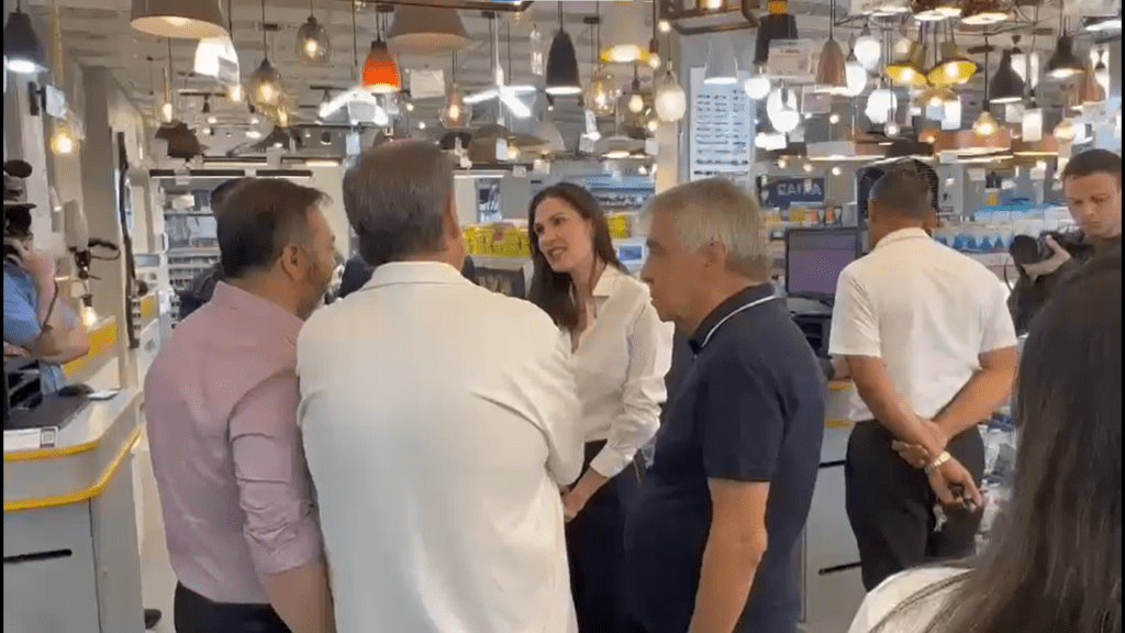 Marina Helena conversa com possíveis eleitores da região central da capital paulista, na manhã desta quarta-feira (21)