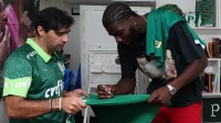 Campeão da NBA visita o Palmeiras e troca camisas com Abel Ferreira