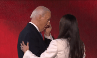 Em clima de despedida, Biden se emociona ao subir ao palco na Convenção Democrata