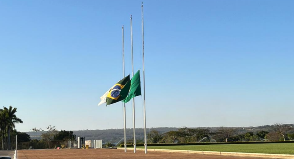 Bandeiras a meio mastro no Palácio do Alvorada, em Brasília