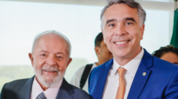 Candidato de Renan, deputado Rafael Brito (MDB) faz campanha colado a imagem de Lula, enquanto JHC, o atual prefeito, evita a polarização