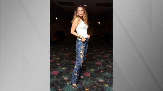 Blake Lively usa calça jeans da marca Valentino de mais de R$ 100 mil